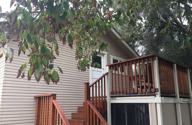 Cozy apartment located walking distance from beautiful downtown Glendora, CA.