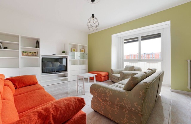 Cozy apartment of 110 sqm, able to accommodate up to 6 people, located on the fourth floor of a building with elevator (NOT suitable for disabled people), in a residential context surrounded by greenery.The area is very quiet and well connected thanks to