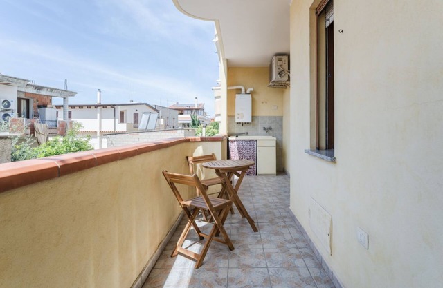 Cozy apartment of 65 sqm located on the ground floor of a building WITHOUT a lift (steps to access), can accommodate up to 4 people. The accommodation is located in an area served by all the main services: bars, restaurants, supermarkets and pharmacy. On
