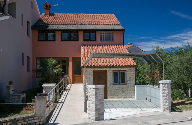 Cozy apartment only 500m from the beach