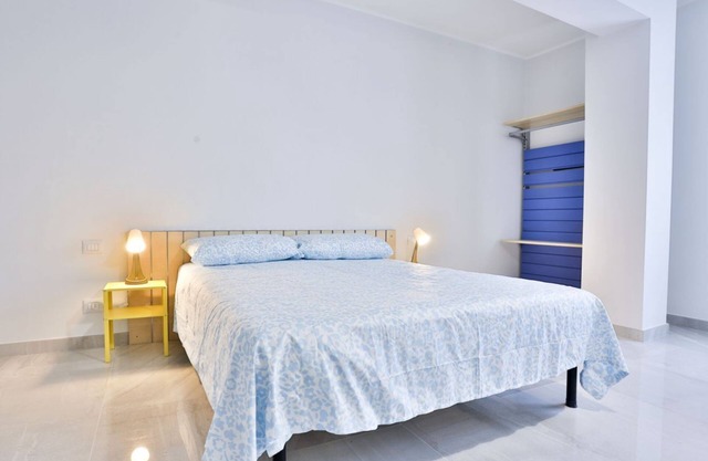 Cozy apartment that accommodates 4 people, equipped with all the comforts for a pleasant stay. Located just 50 meters from the beach, the accommodation is located in the eastern area of ​Salerno, in a quiet semi-central neighborhood but at the same