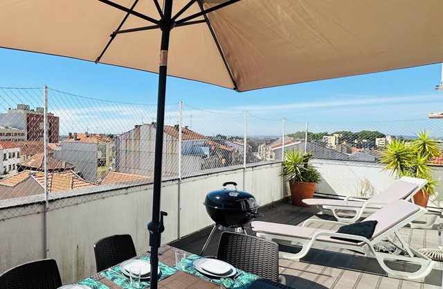 Cozy apartment with 3 double bedrooms, AC, 2 full bathrooms, terrace and garage