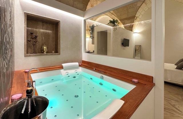 Cozy apartment with hot tub in the historic center of Brindisi