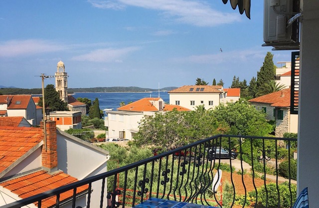 Cozy Apt with a sea-view balcony, quiet area, close to center of Hvar+parking