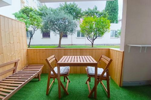 Cozy Apt with Balcony - 5 min to the Beach