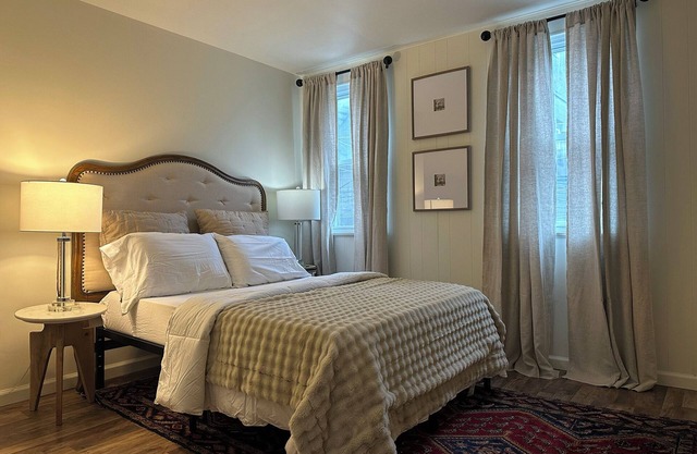 🌟🎨COZY ART HOME in Fox Chapel area by restaurants, bars, shops & hospital!