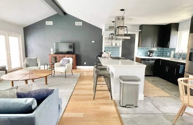 Cozy ATX Treasure. Private Yard + Patio