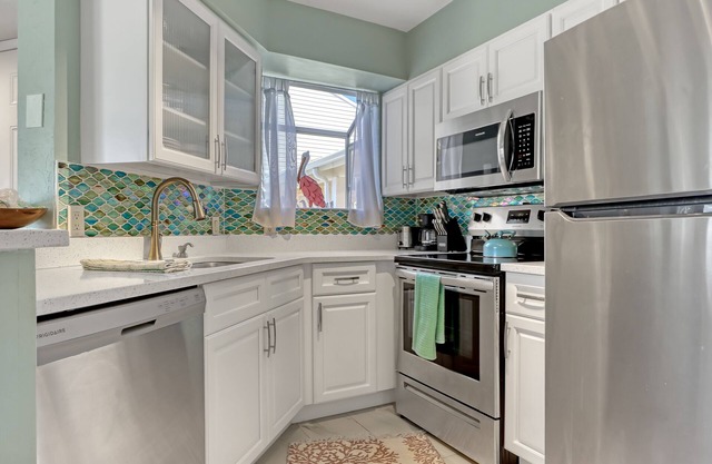 Cozy Beach Condo-Half mile to beach-King size bed!