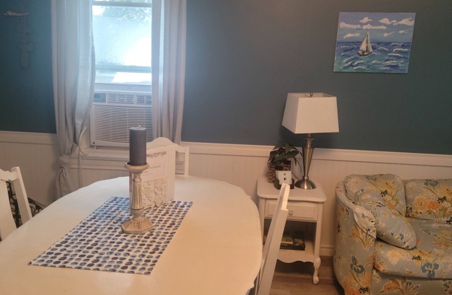 Cozy beach cottage with fire pit and suitable for a family or romantic getaway!