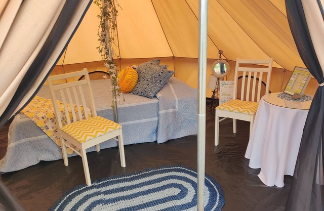 Cozy Beach Cove Yurt, glamping by the river 2mi from Quinn's Hot Springs Resort.