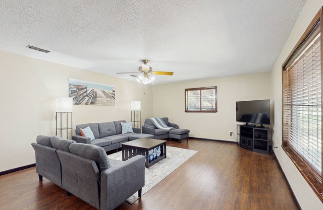 Cozy beach home with main house and studio, WIFI, full kitchen and large patio