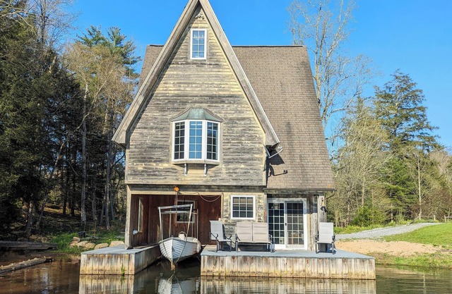 Cozy Boathouse On the Water