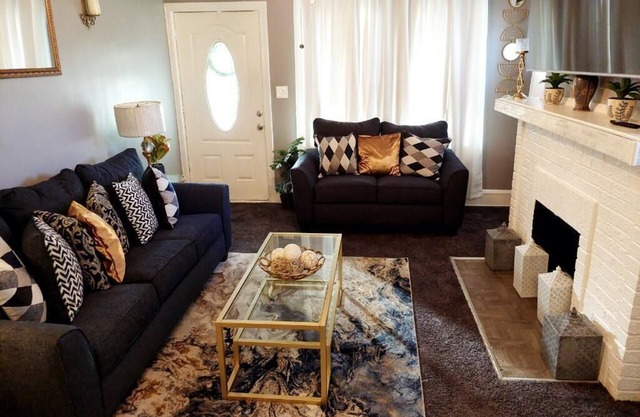 Cozy Bungalow Near Lake and downtown