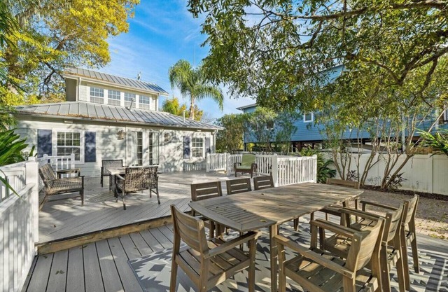 Cozy Bungalow with Deck, Near Kemah Boardwalk