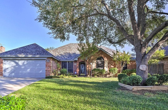 Cozy Burleson Retreat ~ 16 Mi to Fort Worth!