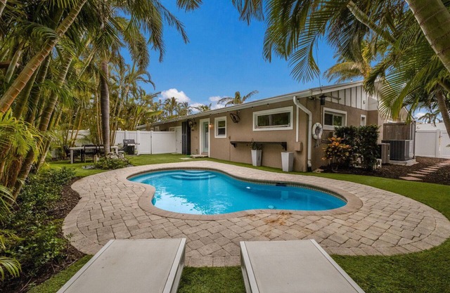 Cozy Cabana East – AMI w/Heated Pool, Pets & Walk To The Beach