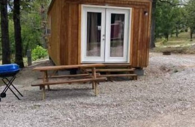 Cozy Cabin #2 located 1 mile from Bennett Spring state park