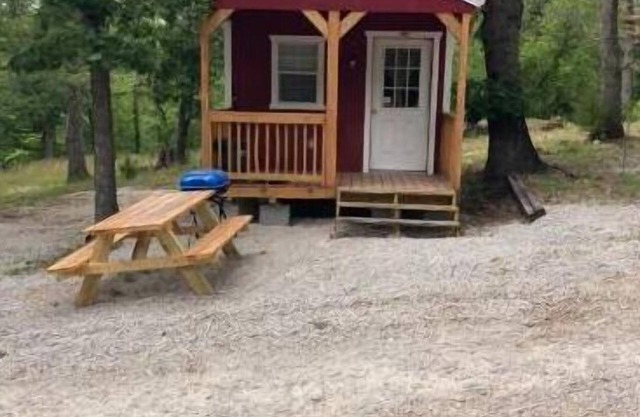 Cozy Cabin #3 located 1 mile from Bennett Spring state park