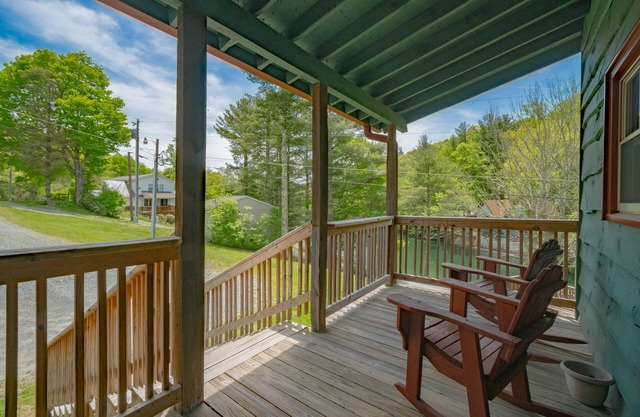 Cozy Cabin #38 - Sleeps 6 - Full kitchen + fireplace - between Boone & Blowing Rock NC