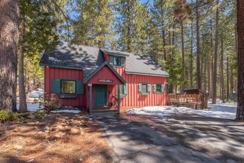 Cozy Cabin 5 Min Walk to Lake Tahoe Hot-Tub Excellent Location