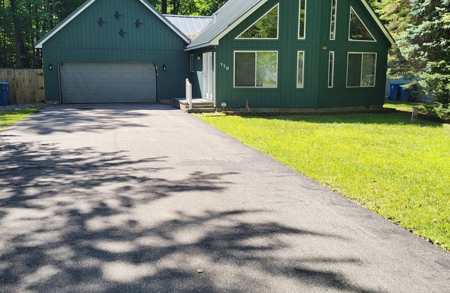 Cozy cabin a mile from Higgins Lake