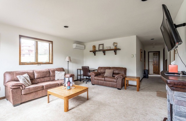 Cozy Cabin Condo by the Mountain, 5mins to skiing!