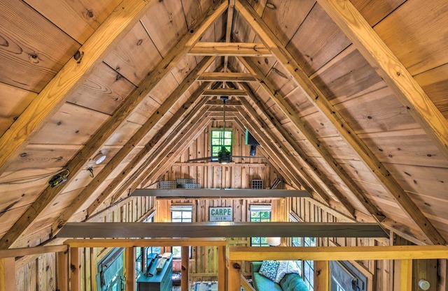 Cozy Cabin Getaway ~ 1 Mi to Lake Rabun Beach