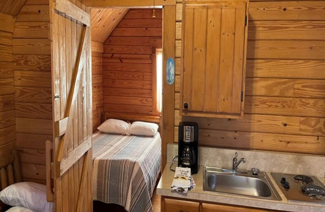 Cozy cabin hideaway with kitchen