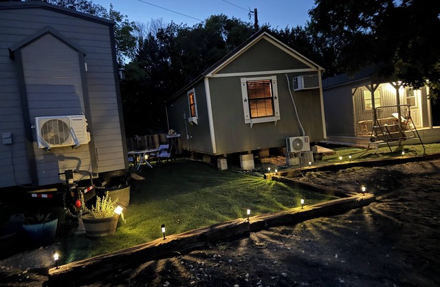 Cozy cabin in delightful Azle with WiFi, AC