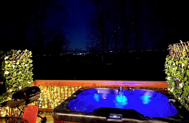 Cozy Cabin in the Clouds . Hot Tub, Wineries, Skyline