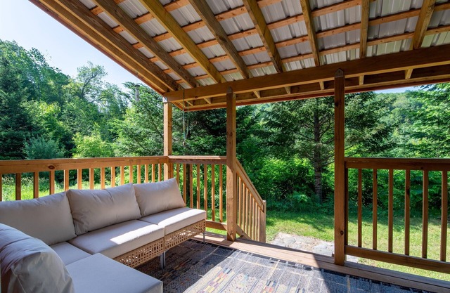 Cozy cabin near Sugarbush w/porch