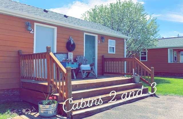 Cozy cabin. Sleeps 2-4. Includes kitchenette, Wi-Fi and an outdoor space.