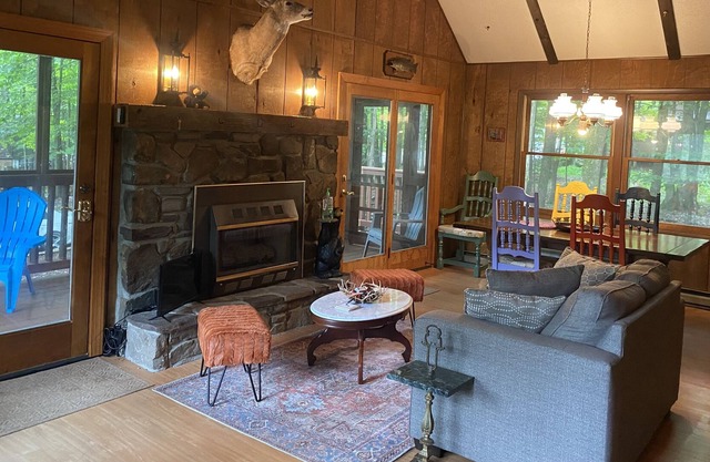COZY CABIN-THE HIDEOUT-walk to the amenities
