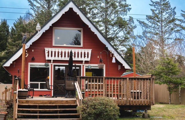 Cozy Cabin w/6 minute walk to the beach!