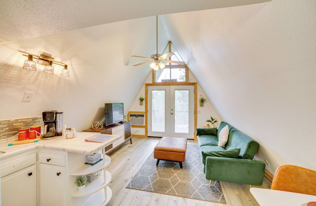 Cozy Cabin w/Fire Pit: Walk to Lake Taneycomo!