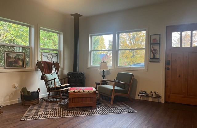 Cozy Cabin - walking distance to town and 10 minutes to Bromley. Pet friendly!
