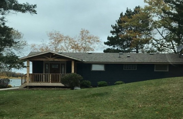 Cozy cabin with amazing sunsets & great flat lake side lot