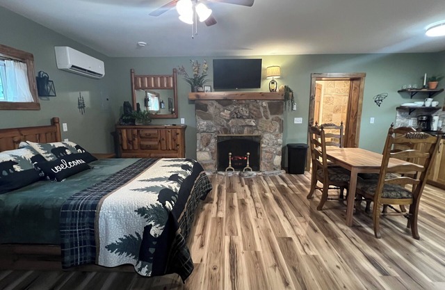 Cozy cabin with fireplace Lake Taneycomo Dock Fishing!