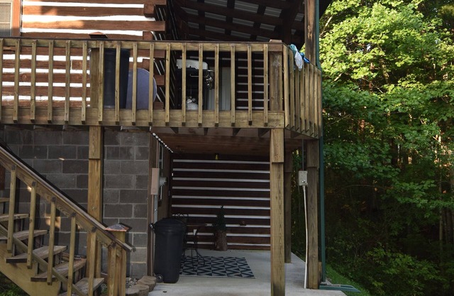 Cozy cabin with Full Kitchen on a pond in charming Corbin