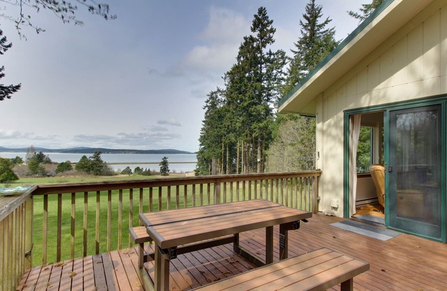 Cozy cabin with peaceful atmosphere, breathtaking ocean views, minutes to beach