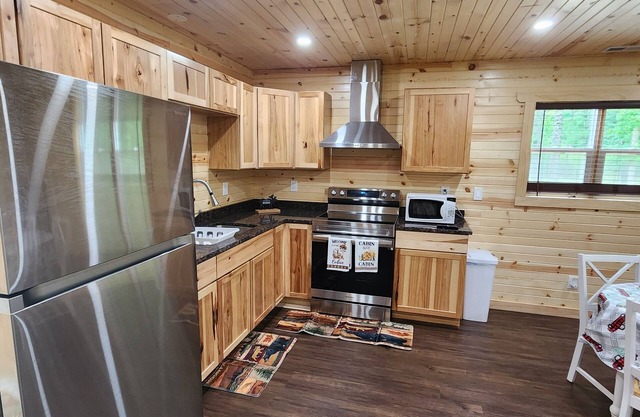 Cozy Cabin with a Hot Tub!