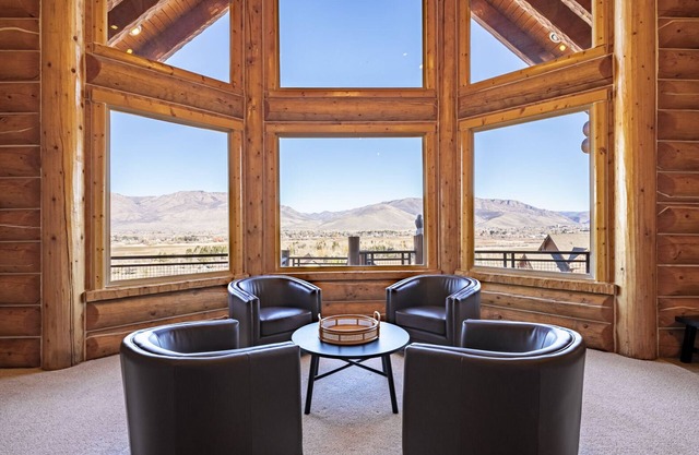 Cozy Cabin with Views, Four King Beds & Hot Tub!