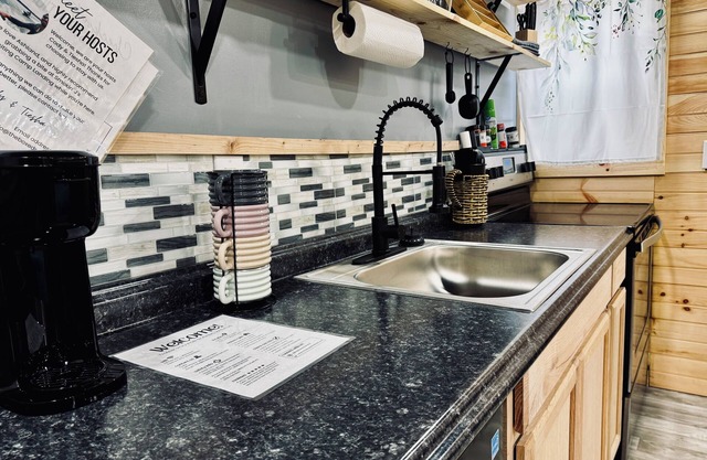 Cozy cabin with WiFi, Hot Tub, Lake View - Corn Hole, Dart Board & More