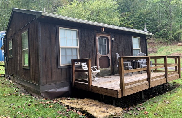 Cozy cabin with WiFi and AC in Eidson, TN, close to Rogersville, Sneedville