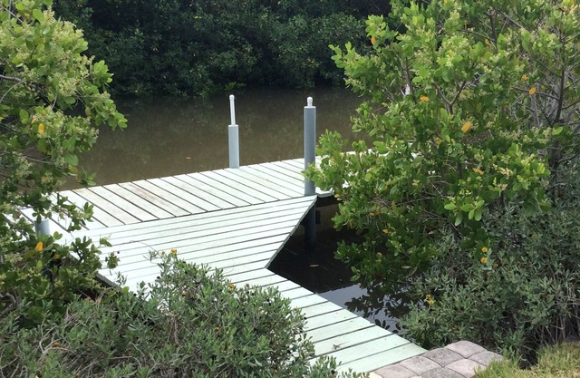 Cozy Canal Cottage, so close to the town and the beach, WOW!