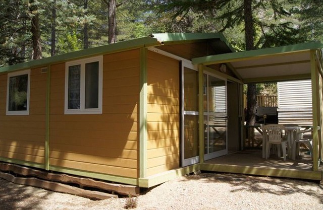 Cozy chalet with terrace for 5 guests