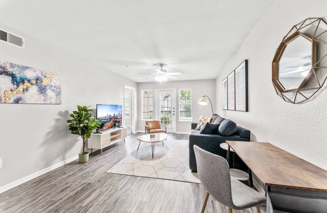 Cozy Chic 2BR King Suite w Gym Pool Close to DT