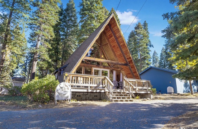 Cozy Classic A-Frame Cabin - 3 BR 1.5 Bath + Loft