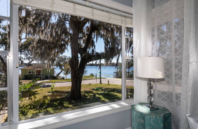 Cozy, Close to downtown Lake View home.
