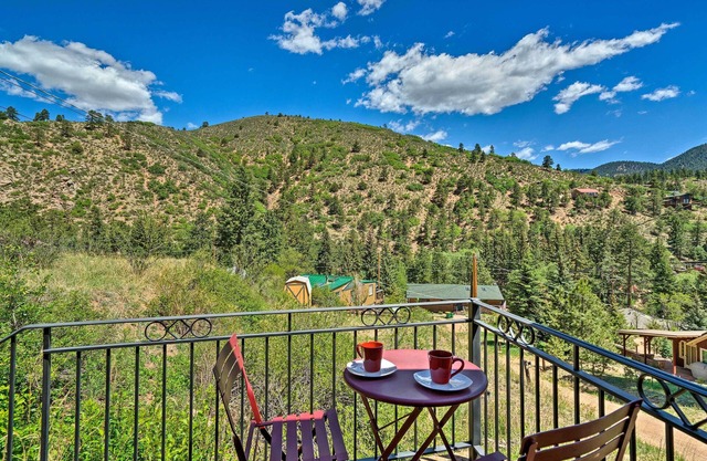 Cozy CO Rocky Mountain Retreat Near Pikes Peak!
